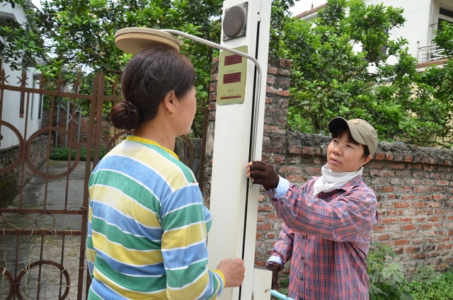 Làm nghề đi cân dạo, mẹ đơn thân chỉ nặng 37kg nuôi con thành tiến sĩ ở Pháp - Ảnh 1.