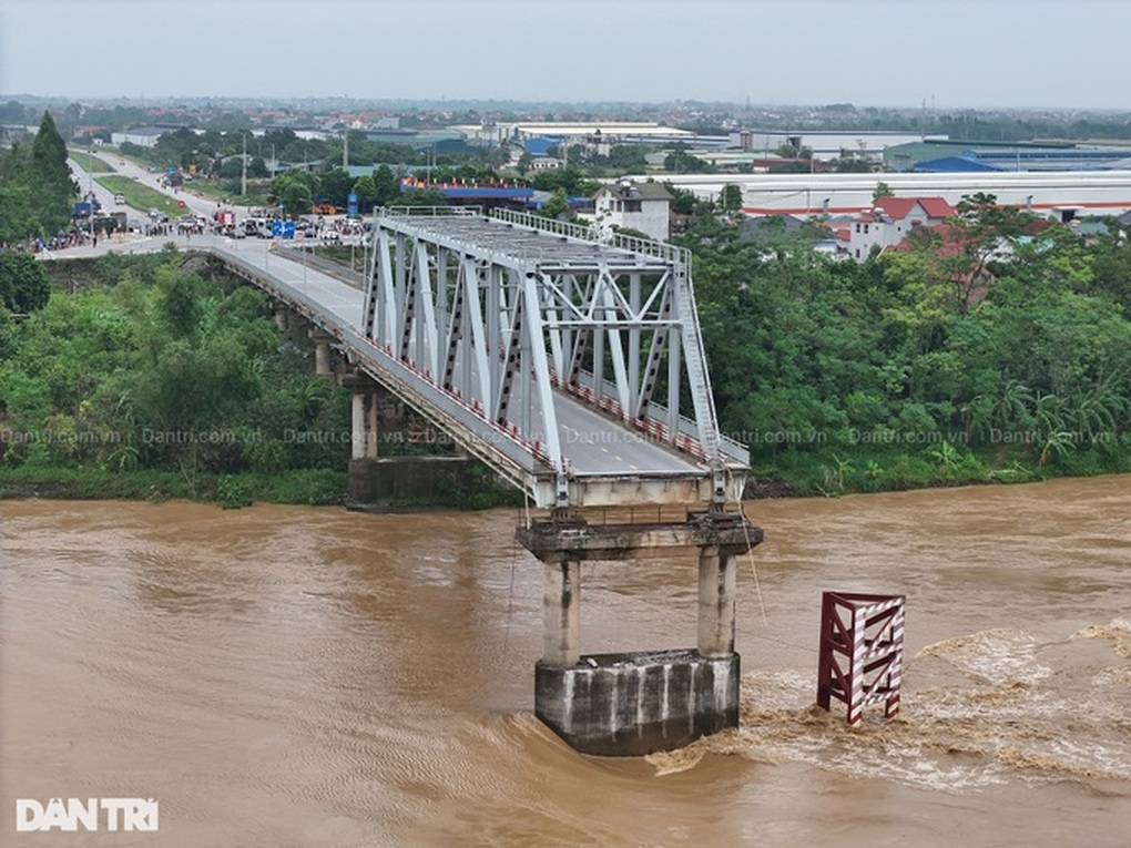 Sập cầu Phong Châu: 10 ô tô, 2 xe máy và 13 người rơi xuống sông - 2