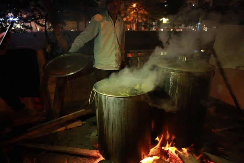 Dùng nồi tôn (tole) để nấu bánh chưng xanh tự nhiên